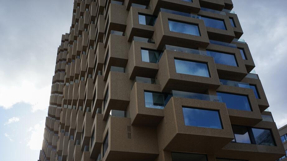 Norra tornen i Vasastan blev inflyttningsklara 2018. Byggnaderna är en del av Stockholms skyline och har både hyllats och kritiserats för sin unika design.