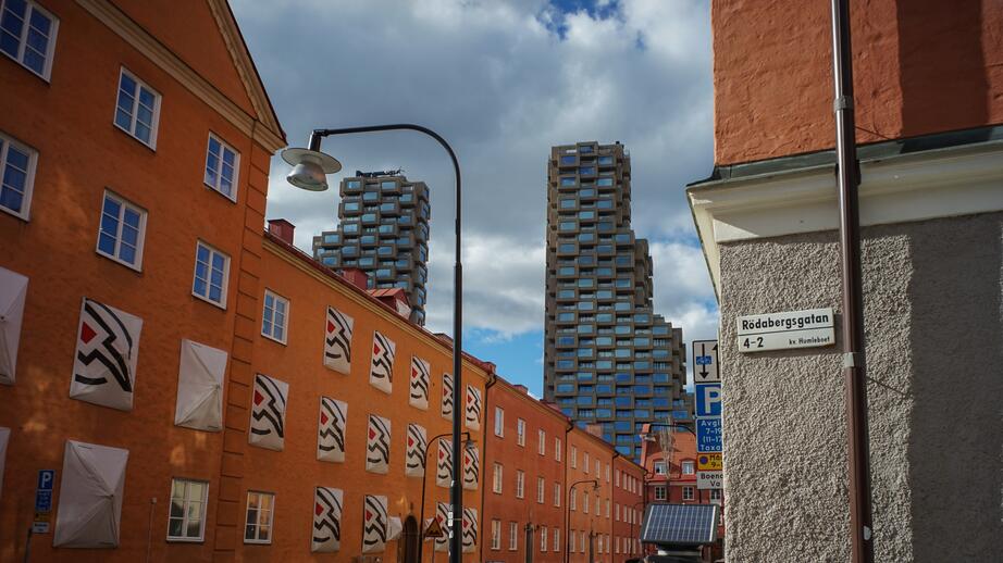 Det informella området Röda bergen är byggt i klassisk arkitektur och stod färdigt 1926. I bakgrunden syns de modernistiska Norra tornen.
