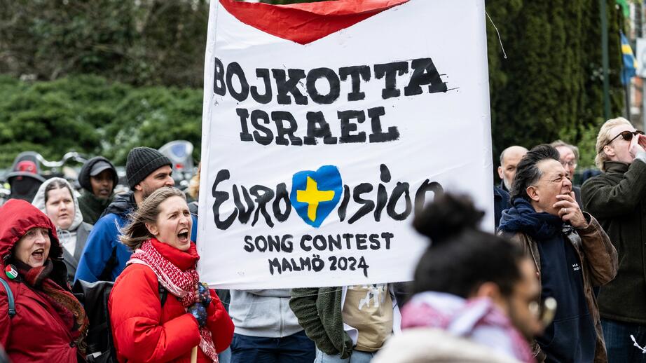 Demonstration utanför Malmö stadshus den 10 april när kommunstyrelsen röstade om förslaget att stoppa Israels medverkan i Eurovision Song Contest.  