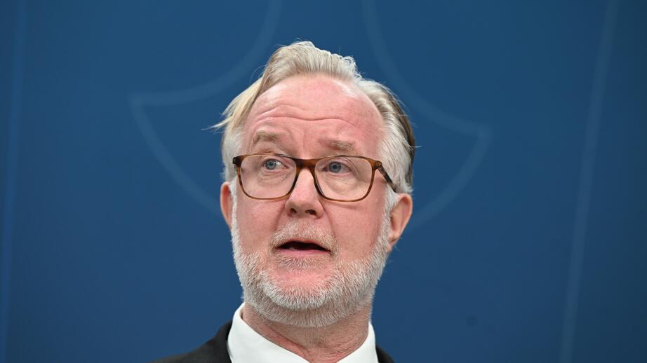 Liberalernas partiledare Johan Pehrson ryter ifrån mot skärmarna.