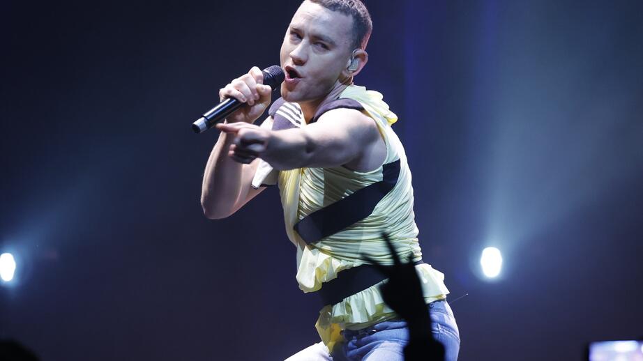 Olly Alexander har attackerats i sociala medier för sin medverkan.