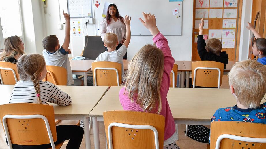 Skolungdomar åker utomlands utan beviljad ledighet. Arkivbild. 