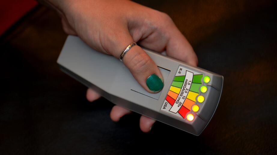 EMF-mätare, som sägs kunna skapa paranoia hos onaturliga fenomen genom elektromagnetism.