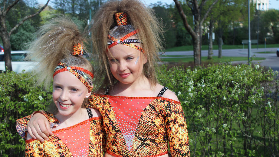 Tuva Stoor och Hanna Rudstam, 12, dansare från Västerås.