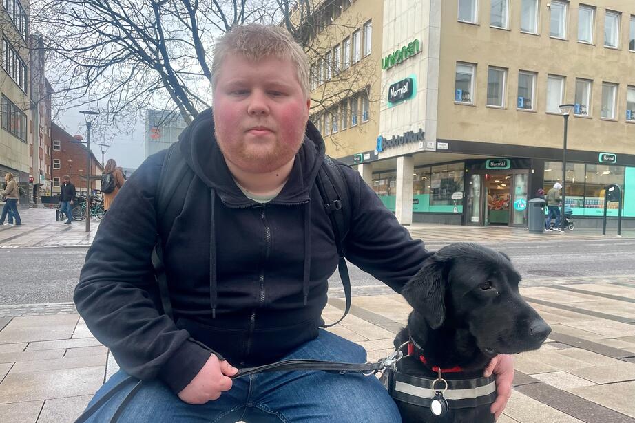Oliwer tillsammans med ledarhunden Uzzi i hemstaden Västerås.