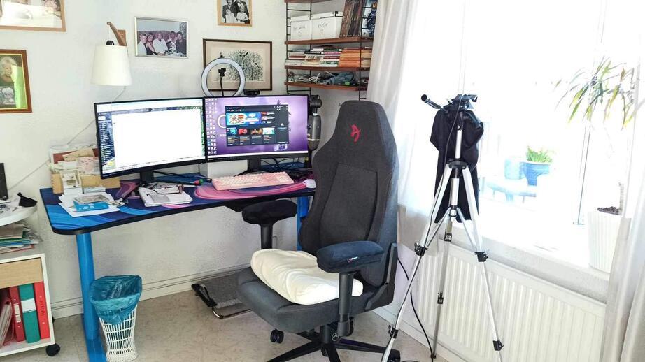 I Susanne ”Jenyfear” Bergstedts spelrum blandas tapeter från 70-talet med familjeporträtt, kamerautrustning och gamingskärmar. 