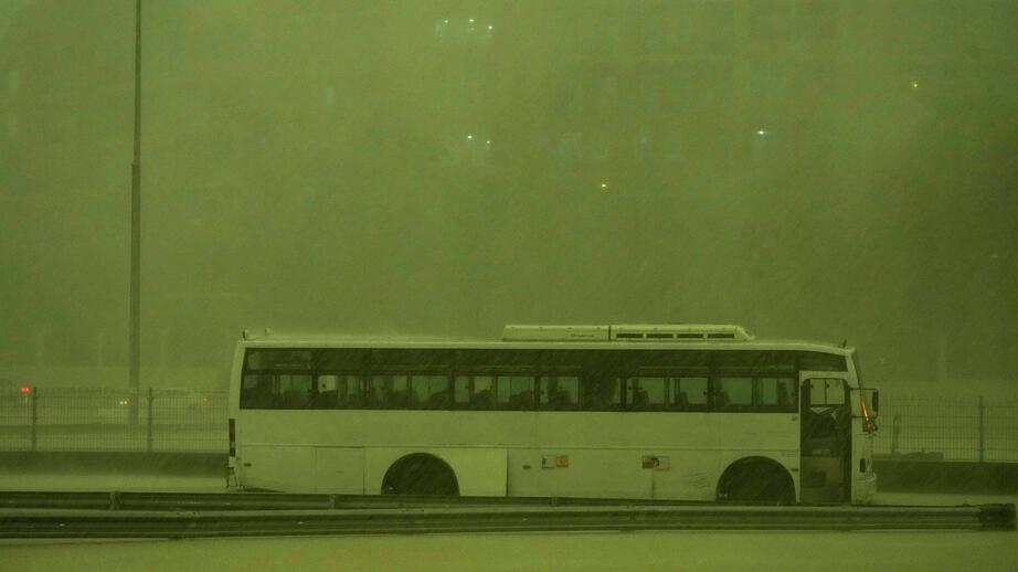 En övergiven buss i regnovädret. 