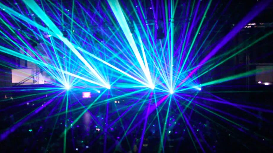 En mäktig lasershow inviger finalerna på SM i dans 2018.
