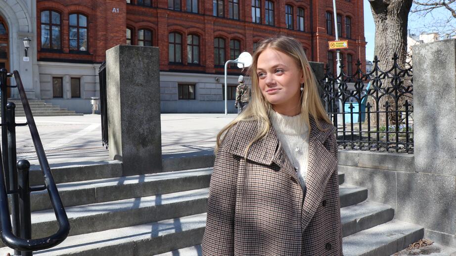 Det tog lång tid innan Saga Nyman vågade arbeta bakom kassa igen.
