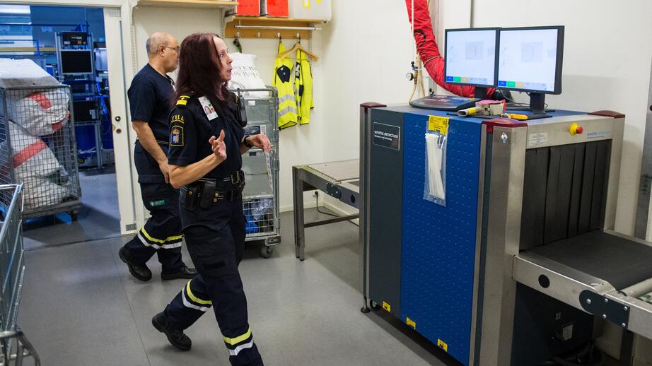 Tullverket röntgar paket som kommer in från utlandet. Arkivbild.
