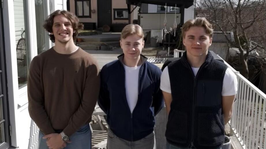 Ty Whittington, Jesper Tumle och Noel Aldebo går på Österåkers gymnasium och driver tillsammans ett ungdomsföretag.
