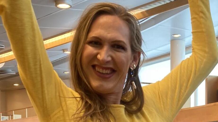 Emilia Trollmåne firar segern på åskådarläktaren i riksdagskammaren. 