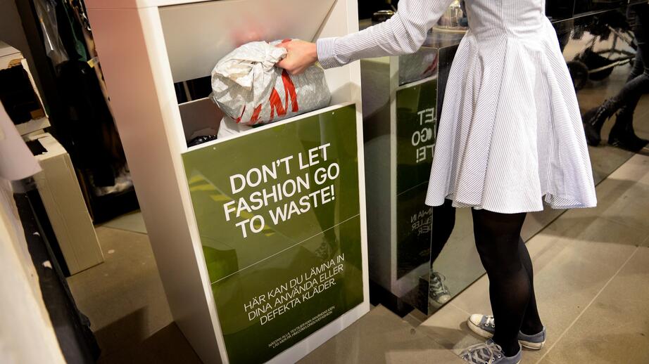 H&M inledde ett klädinsamlingsprogram 2013. 