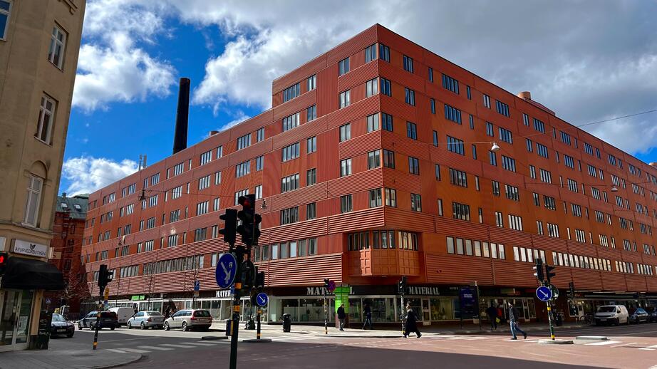 Vägaren 23 vid Medborgarplatsen var färdigbyggt 1973. Byggnaden följer ramen för miljonprogrammet och har flera gånger utnämnts till ”Stockholms fulaste byggnad”.
