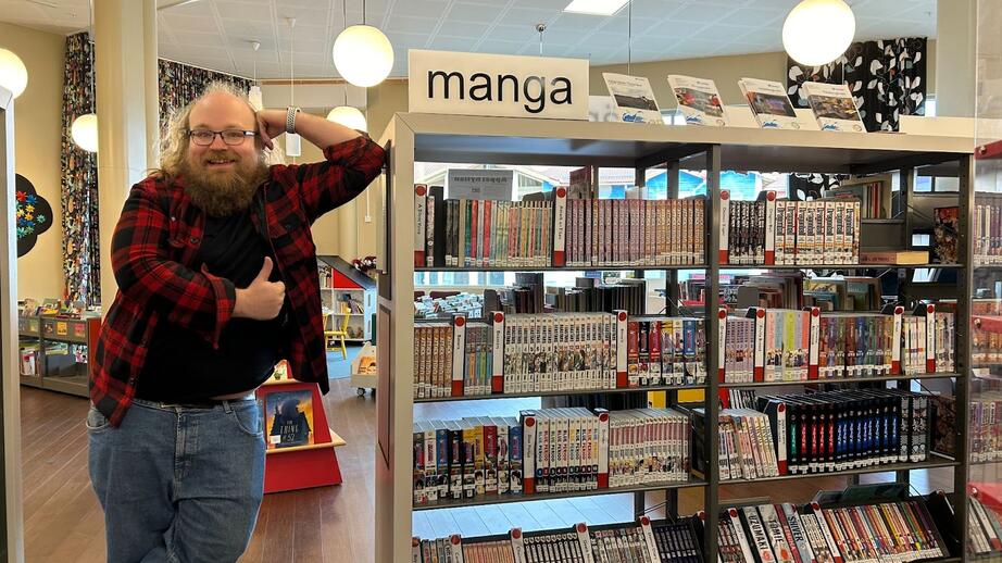 Richard Andersson är ansvarig för bibliotekets inköp av manga.