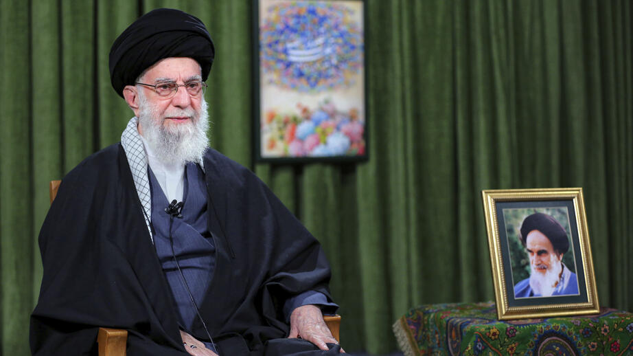 Ayatolla Ali Khamenei styr landet med järnhand.