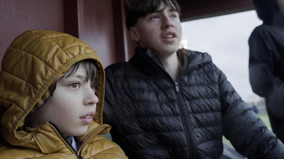 Nero Soproni, 12 år gammal, trotsar kylan och regnet för att stötta sin bror Kimi som spelar.