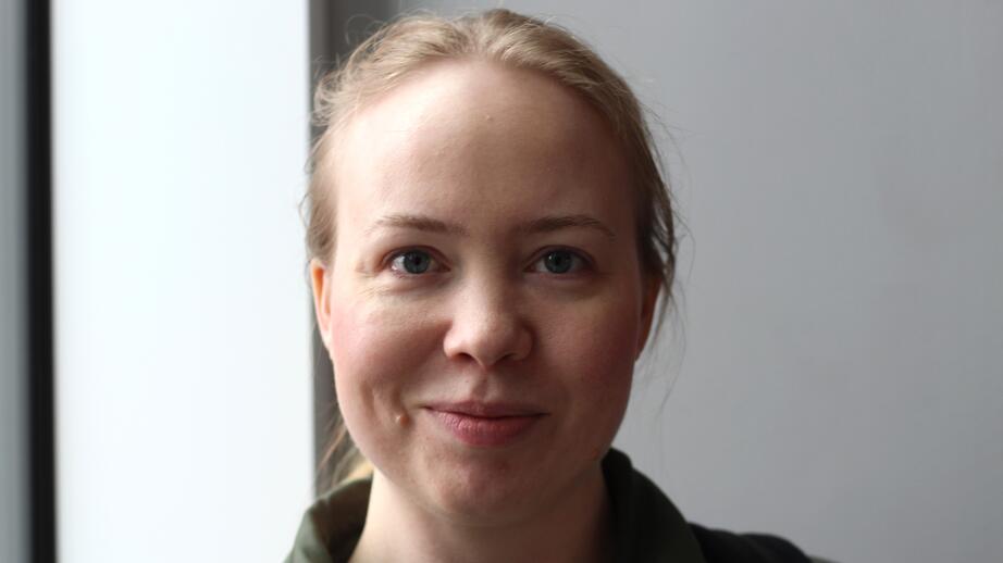 Saga Loxdal är 33 år gammal och driver sociala medier konton där hon ägnar sig åt historia. 