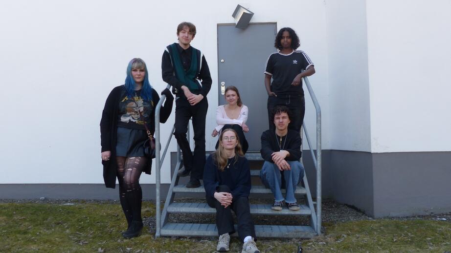 Några av Konstigt bra:s medlemmar poserar utanför sin skola. På bild ser du Max Rappinger Davies, Linnea Ågren, Sofia Haynof, Sofia Von der burg, Anton Antila och Lina Lindgren