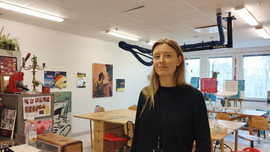 Ylva Ratjen står i konstateljen i Aggregat. Hon vill hjälpa ungdomar att få visa sin konst.