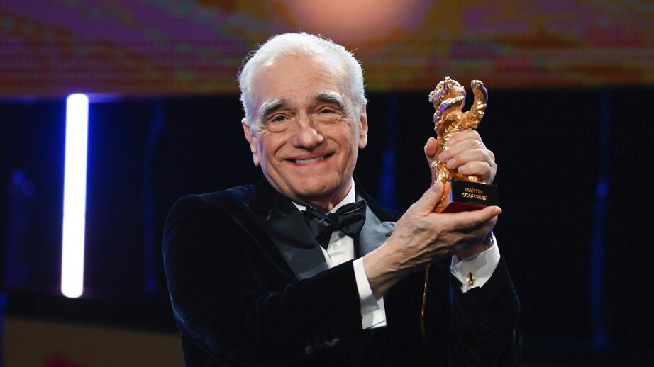 Martin Scorsese håller i filmpriset hedersguldbjörnen. 