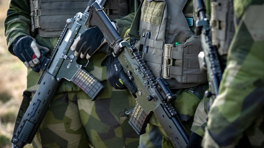 Idag behöver man ett särskilt tillstånd för att slippa bära vapen som totalförsvarspliktig.
