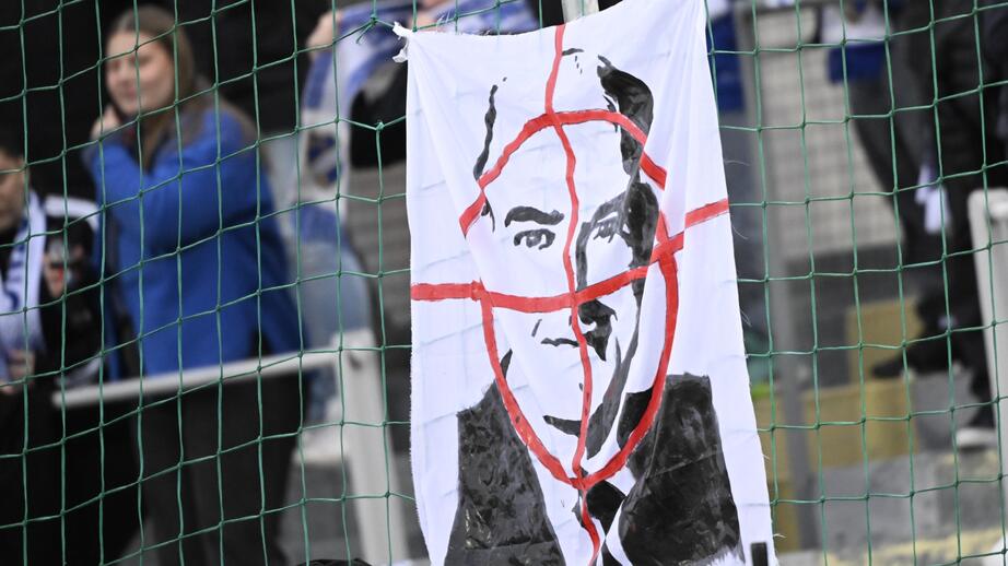 IFK Norrköpings supportrar visar sin ställning till Fredrik Reinfeldt.