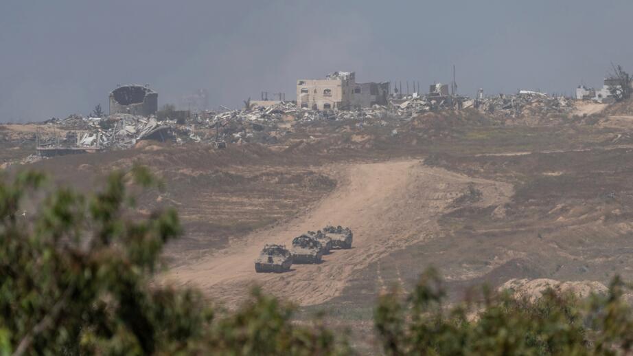 Israeliska stridsvagnar mellan Israel och Gaza, bild tagen i går.