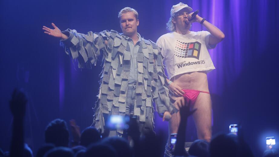 Här har Windows95man bytt om till en lite mer anständig rosa stringtrosa. 