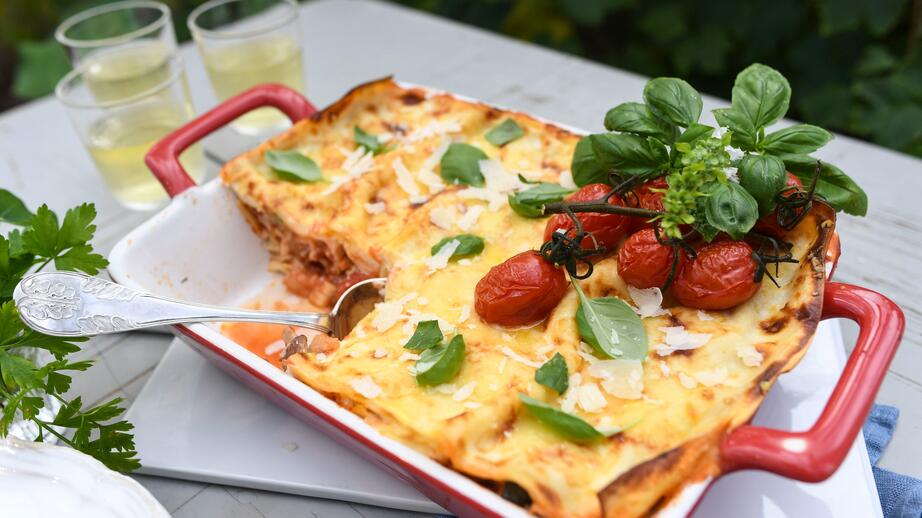 Baby Lasagna bjuder på både humor och kritik mot det egna landet. 