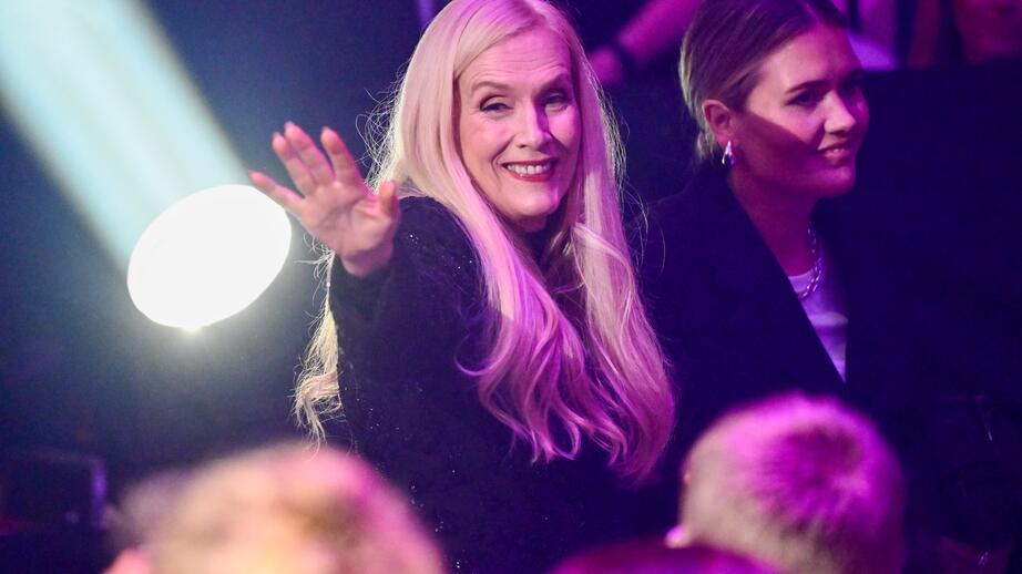 Gunilla Persson tävlade i mello med låten ”I Won't Shake (La La Gunilla)”.