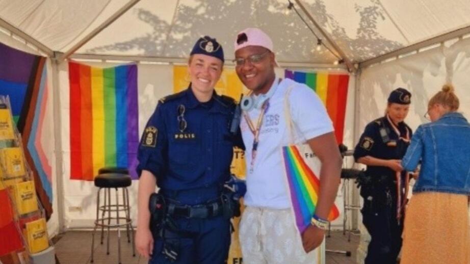 Mohamedi Kombo tillsammans med en polis.