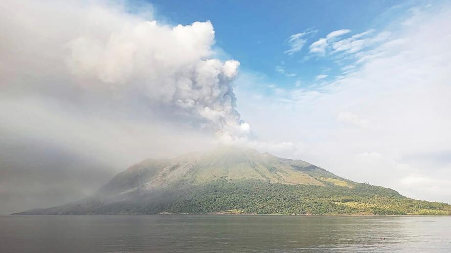 Det vulkaniska berget Ruang, som utgör en av Sangihe-öarna utanför Sulawesi.