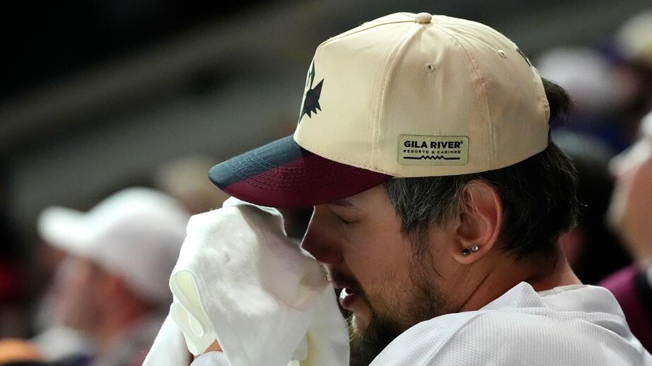 En Arizona Coyotes-supporter torkar tårarna under laget sista spelminuter. 