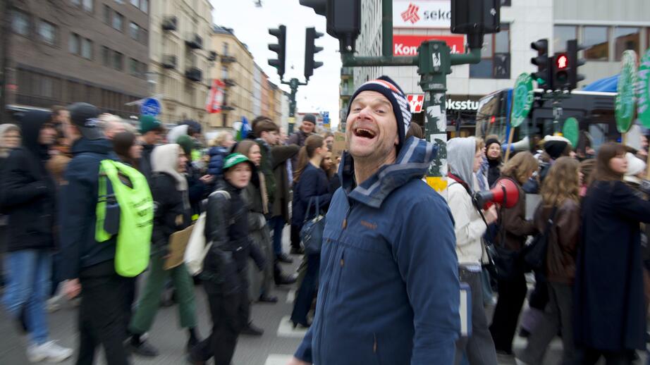 Skådespelaren Peter Magnusson backar klimatdemonstranterna.