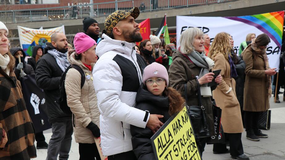 Människor i alla åldrar samlades för att lyssna på talen vid Sergels torg.