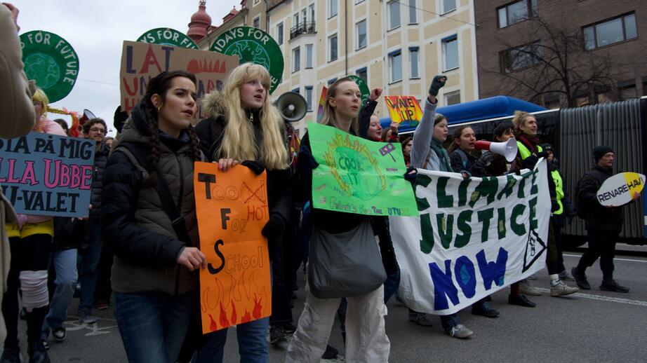 Demonstranterna kräver klimaträttvisa.