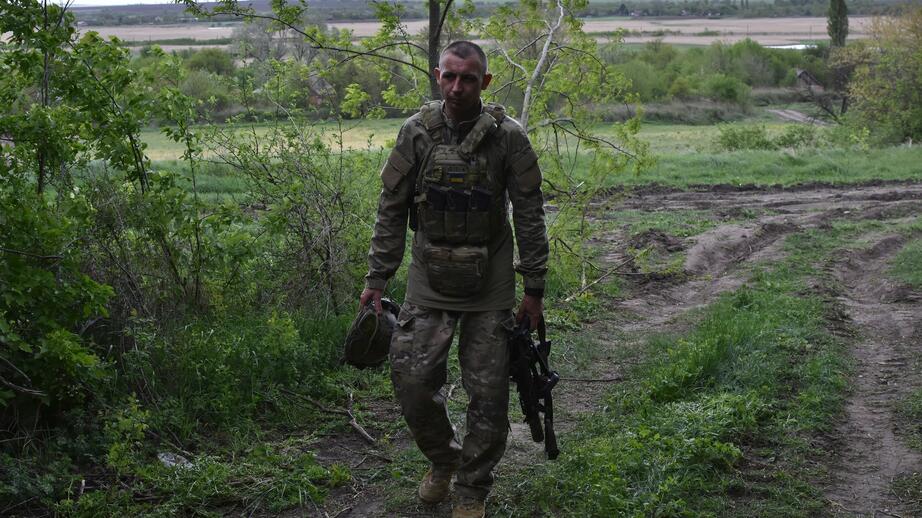 En Ukrainsk soldat går till sin stridsvagn i Zaporizhzhia regionen i Ukraina.

