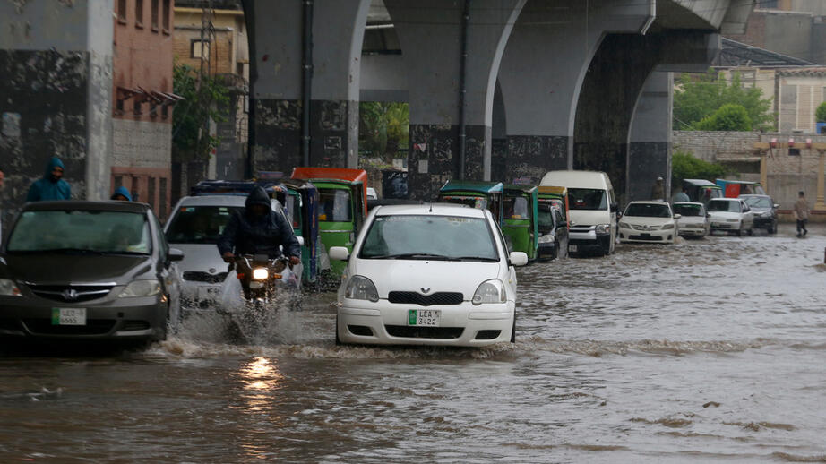 En översvämmad väg i Peshawar i Pakistan. Bild från 15 april.