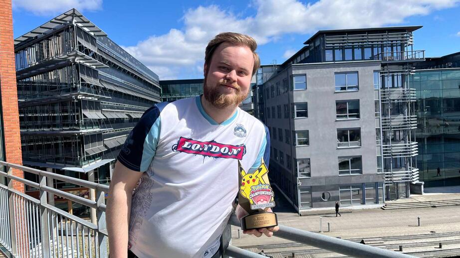 Nils Dunlop med pokalen hemma i Göteborg