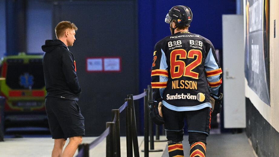 Wiktor Nilsson påväg ut efter matchstraffen