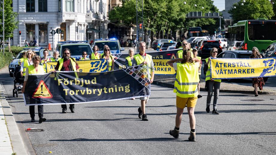 Återställ våtmarker under en protest i Malmö.