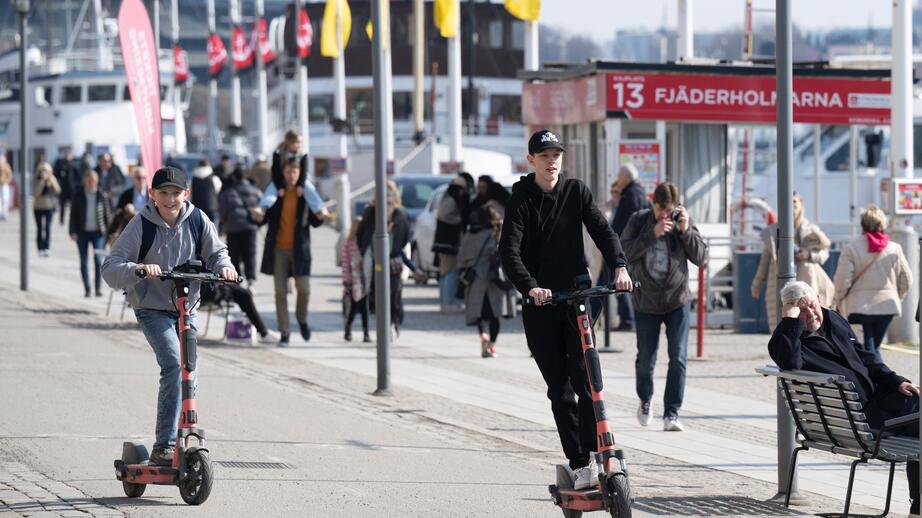 Elsparkcyklar är populära fordon för att ta sig runt i många av sveriges städer.