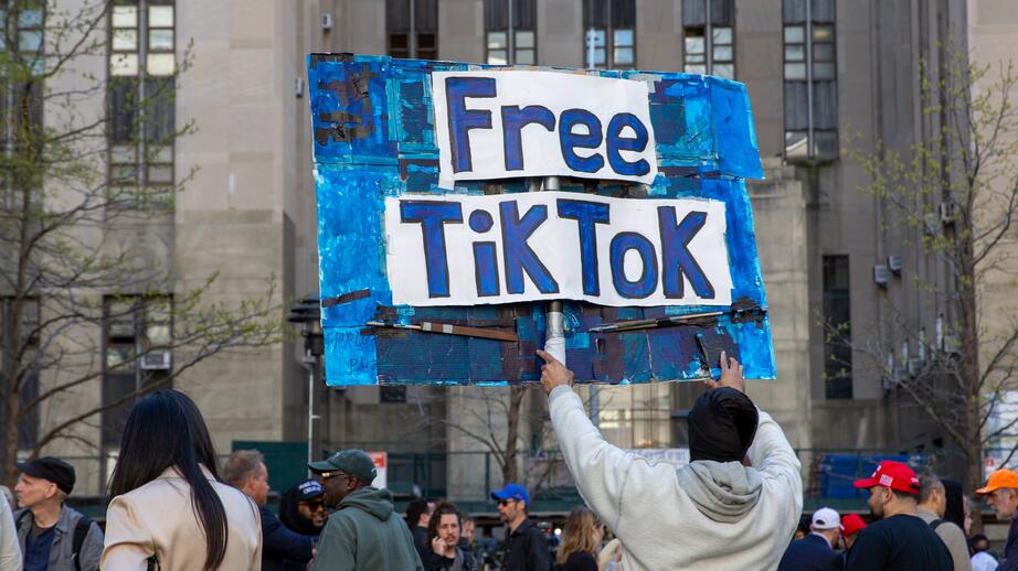 Bild från 15/4 i USA, där ett totalförbud mot Tiktok kan införas. 