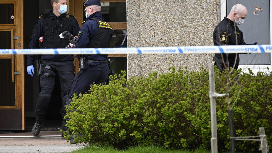 Polis, kriminaltekniker och bombtekniker på plats på Västra Berga i Helsingborg efter en explosion i ett trapphus på måndagen.
