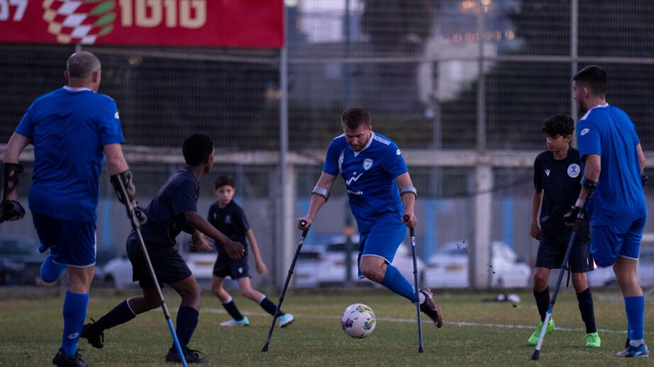 Israels lag för fotbollsspelare med amputerade kroppsdelar spelar match.