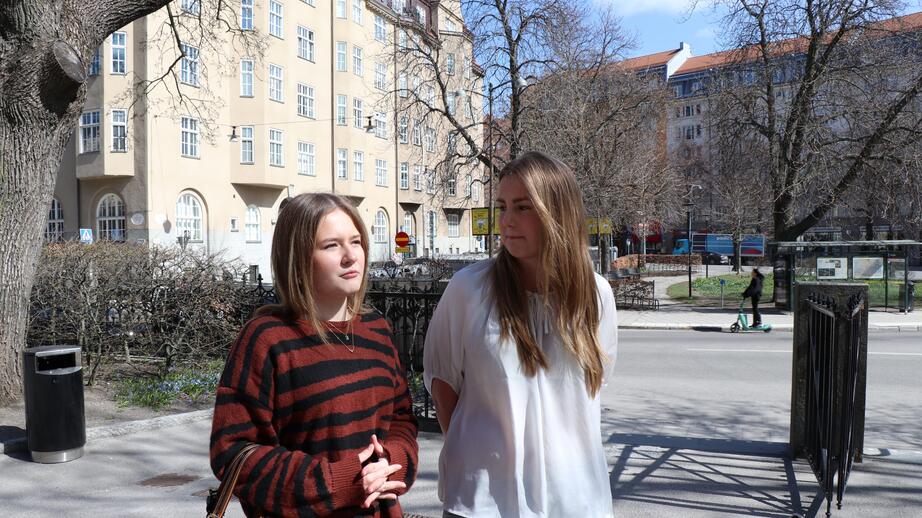 Edith och Kajsa vill fortsätta kolla film via föräldrarnas konton även när de flyttar hemifrån. 