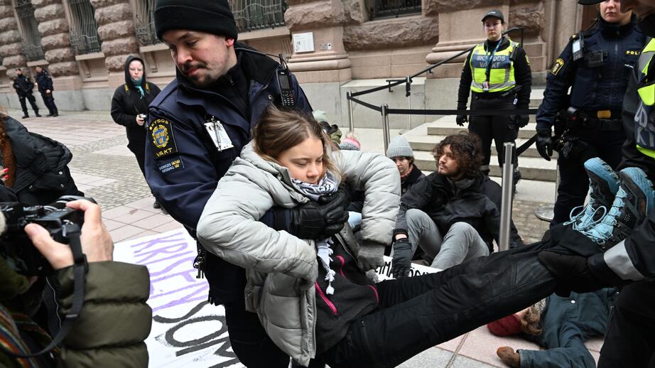 Greta Thunberg lyfts bort från demonstrationen.