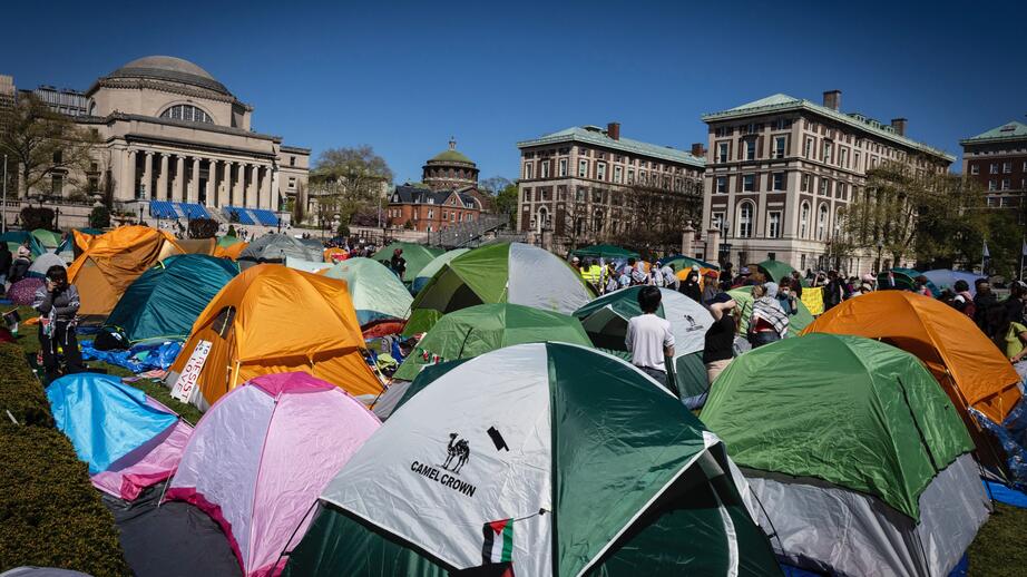 Pro-palestinska demonstranter tältar på Columbia University.