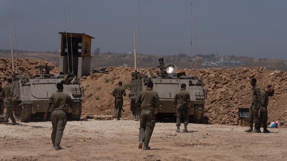 Israeliska soldater står bredvid pansarvagnar nära gränsen mellan Israel och Gaza i södra Israel. Bilden är från den 17 april.